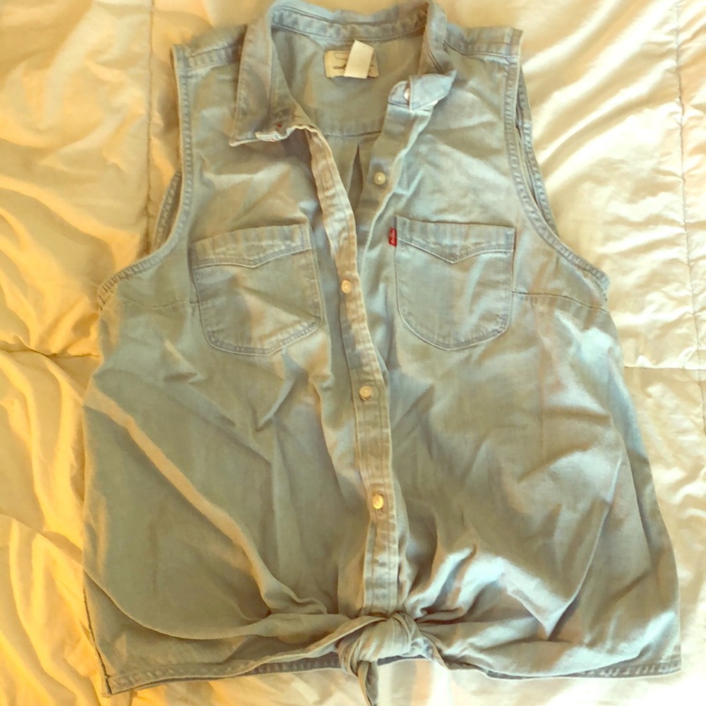 NEVER WORN! LEVI’S denim shirt.